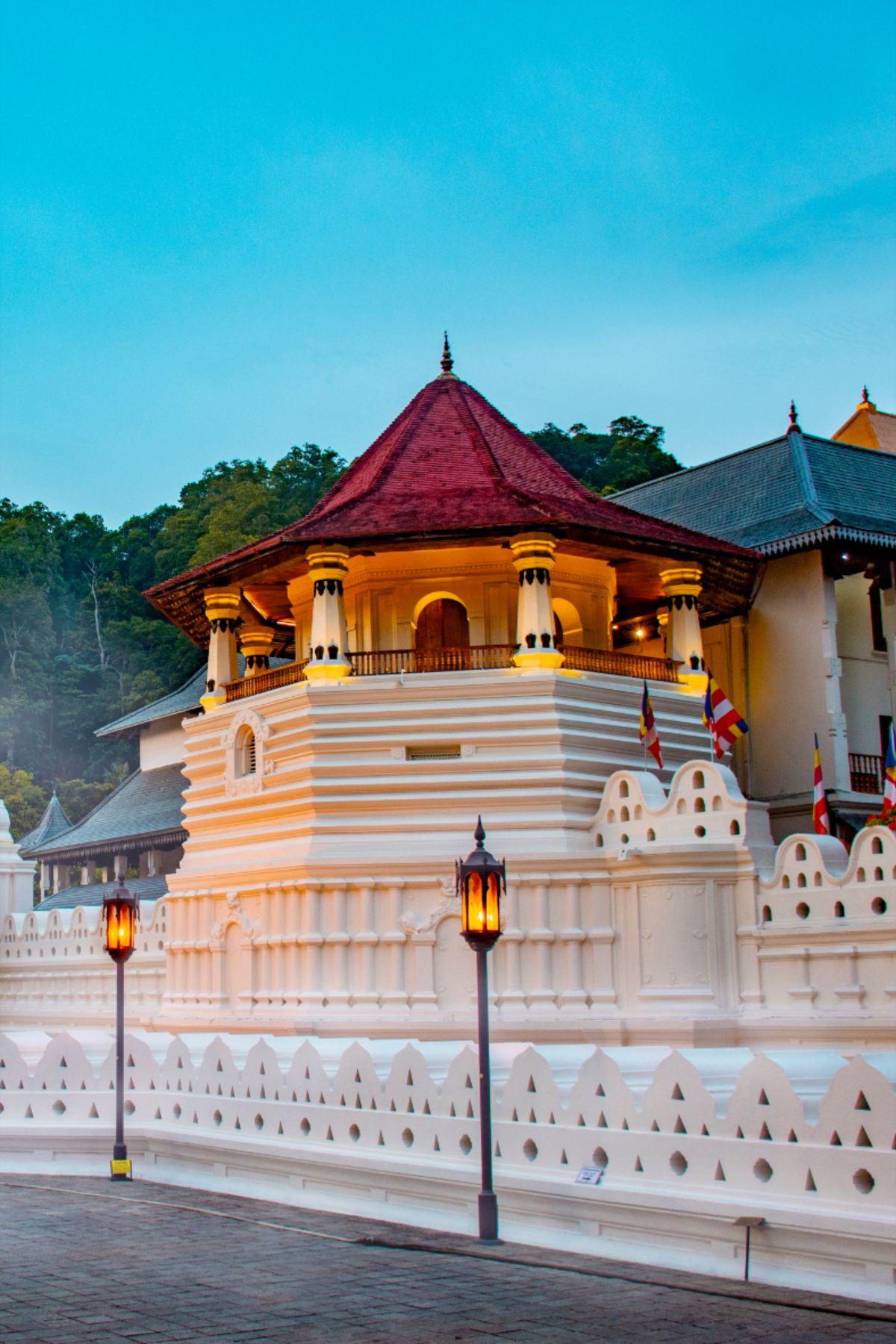 Kandy after dark: temples, drums and the perahera